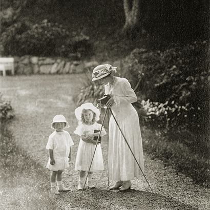 Kronprinsessan Margareta fotograferar med barnen Ingrid och Bertil
