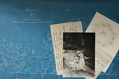 Collage av fotografi med kronprinsessan Margareta, prins Bertil och prinsessan Ingrid, brev och trädgårdsskiss