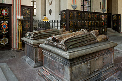 Karl Knutsson Bondes och Magnus Ladulås gravtumbor från 1574.