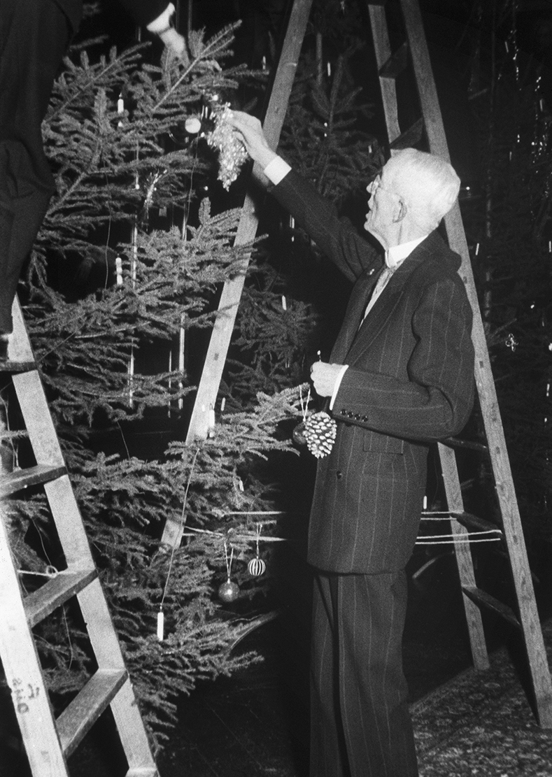 King Gustaf V decorates the Christmas tree